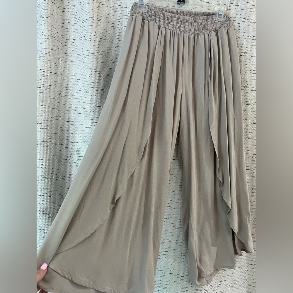 Bobi Women's Wide Leg Tan Pants NWT - sold out on Revolve! - Picture 3 of 8